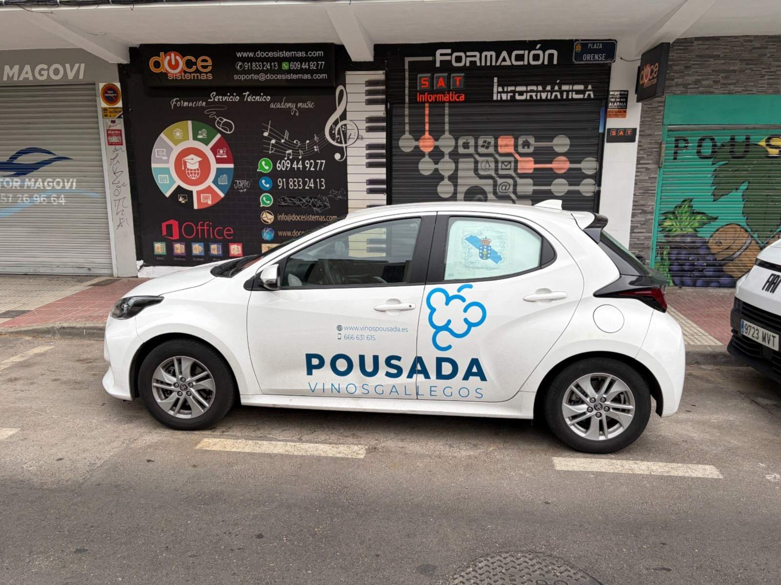 Coche de Pousada Vinos Gallegos con el logotipo en la puerta
