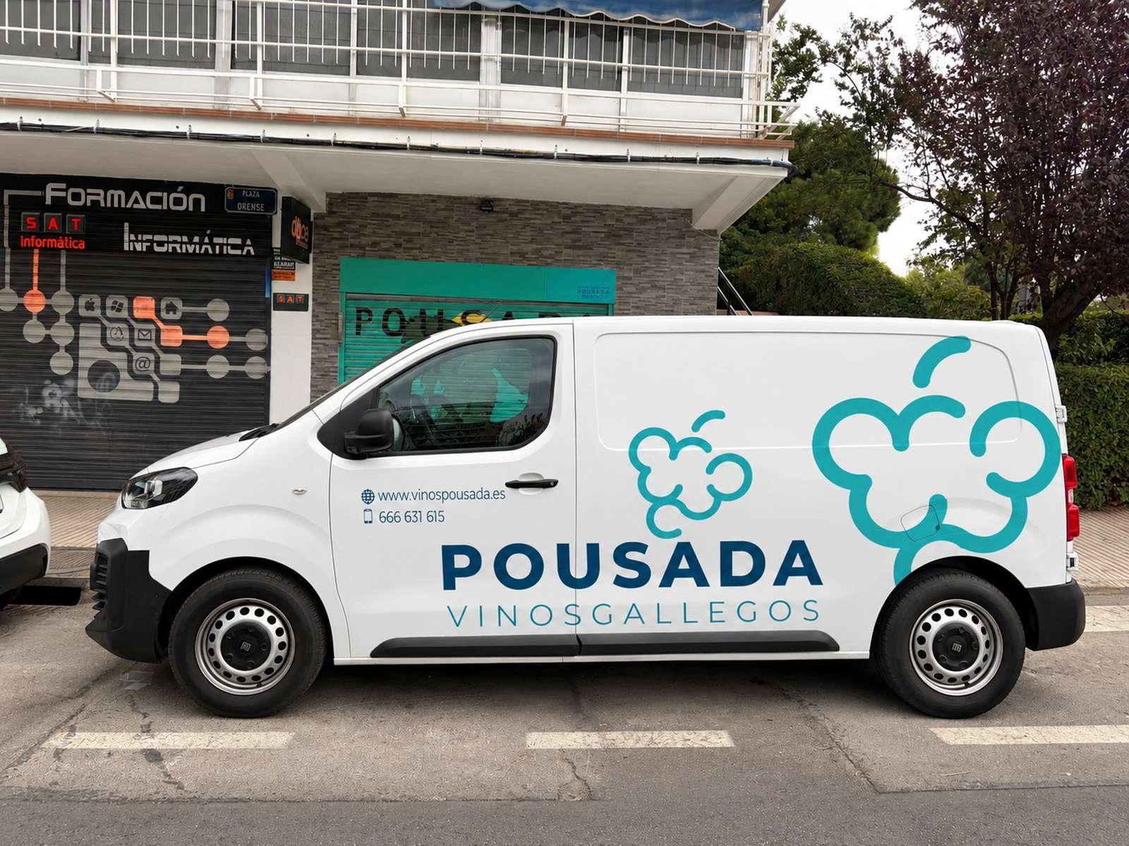 Furgoneta de Pousada con el racimo de uvas grande en el lateral