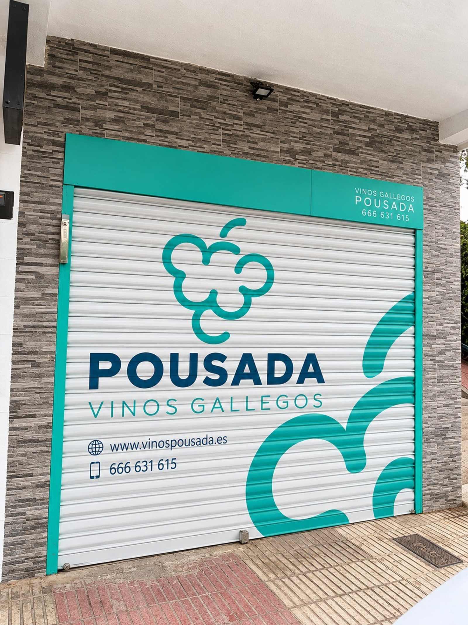 Persiana del local de Pousada con el racimo de uvas y el rótulo en verde azulado