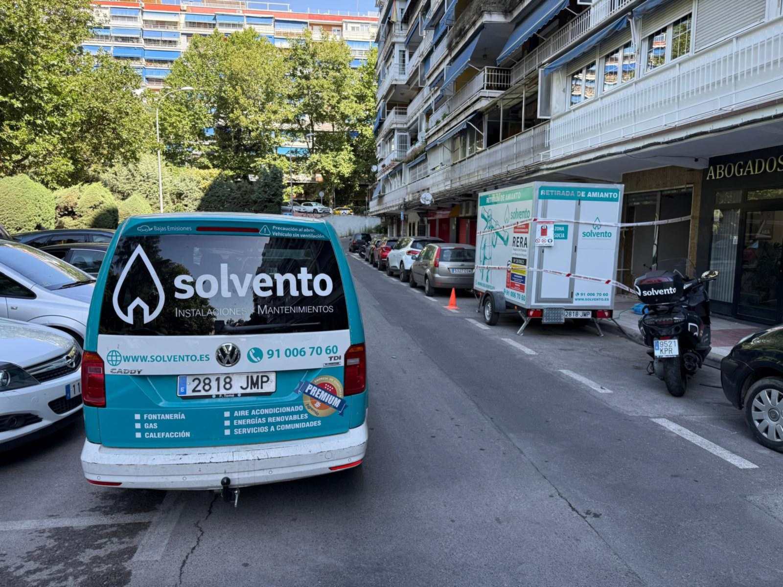 Trasera de una furgoneta de Solvento junto al remolque de amianto