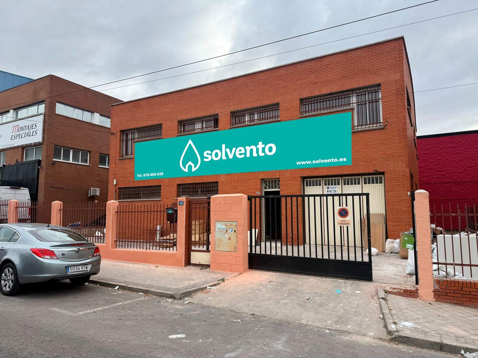 Cartel de Solvento sobre la fachada de su nave en Leganés