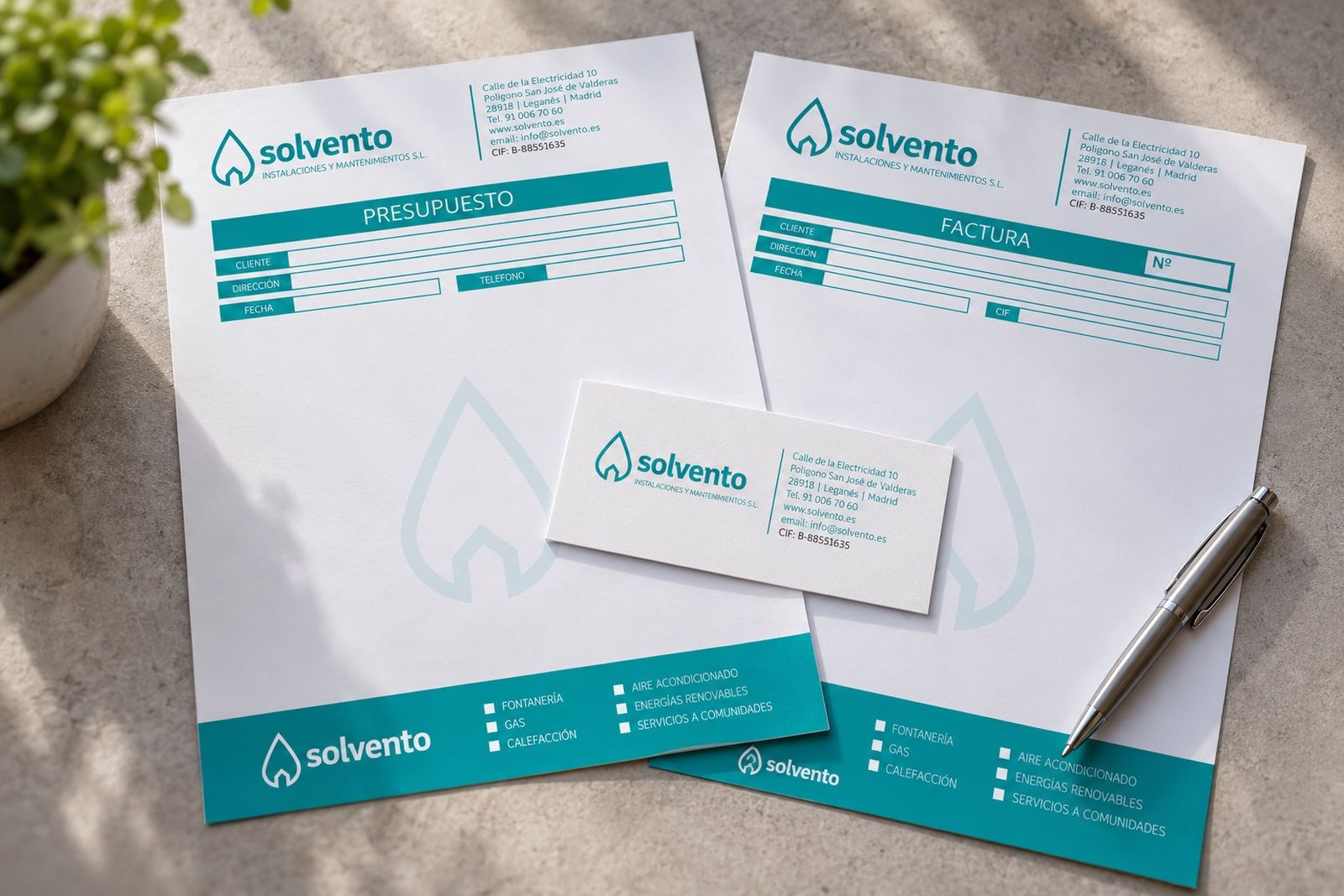 Papelería de Solvento: presupuesto, factura y tarjeta de visita sobre una mesa